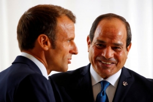 الرئيس الفرنسي إيمانويل ماكرون يرحب بالرئيس المصري عبد الفتاح السيسي في صورة من أرشيف رويترز.